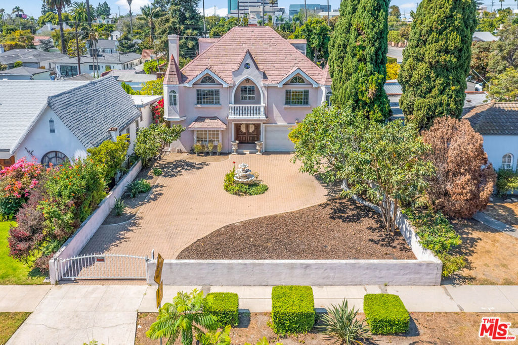 2207 Veteran Avenue