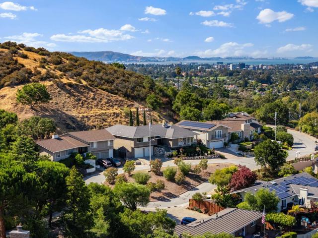 942 Viewridge Drive, San Mateo CA: https://media.crmls.org/mediaz/f561c746-ebdf-424f-b9fa-090ddc5f49ab.jpg