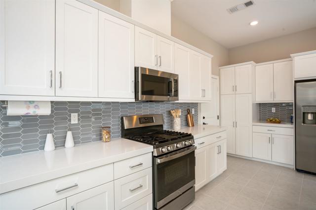 2078 Bluestone Cir, Chula Vista CA: https://media.crmls.org/mediaz/f5626d4e-d8f4-4037-9577-9f2434d52ee4.jpg