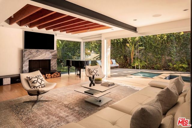 562 Stassi Lane, Santa Monica CA: https://media.crmls.org/mediaz/f562bfd1-5862-434e-a563-cc6351d80ca5.jpg