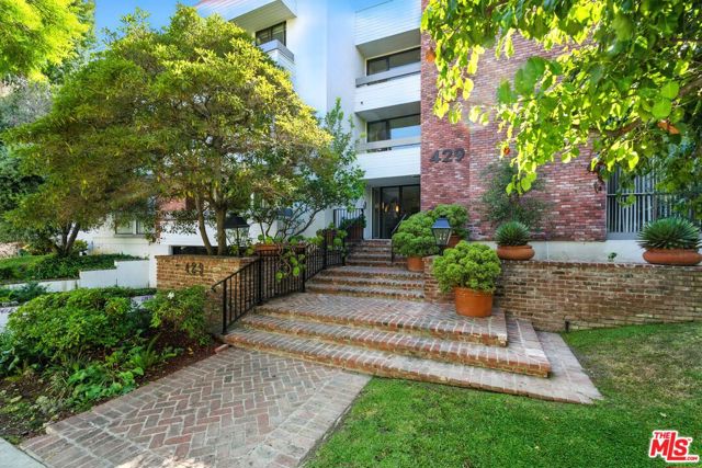 429 N Oakhurst Drive, Beverly Hills CA: https://media.crmls.org/mediaz/f5630207-d531-4323-9d1f-cdb0760c688f.jpg