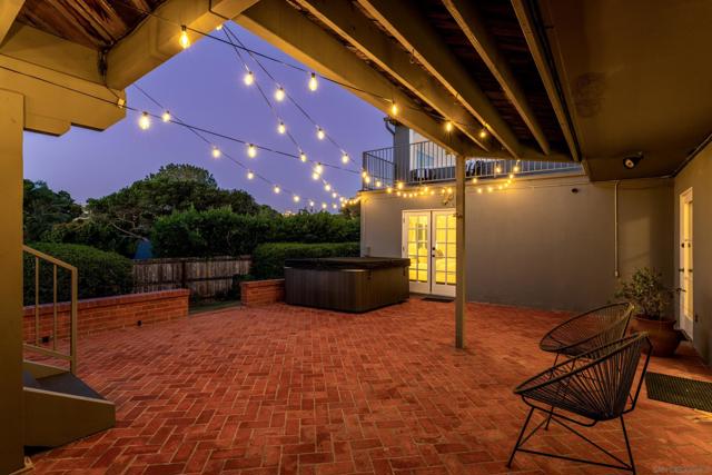 7850 Roseland Dr, La Jolla CA: https://media.crmls.org/mediaz/f5646565-2647-440f-bbae-46068a6bca94.jpg