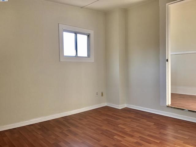 1707 Lincoln Ave, Alameda CA: https://media.crmls.org/mediaz/f564dc7f-0e00-4e67-9469-771d79b20644.jpg
