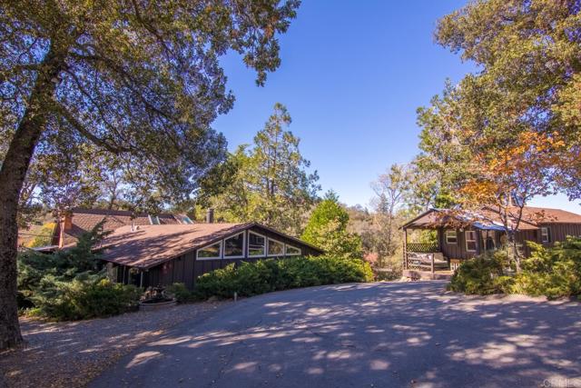 2112 Whispering Pines Drive, Julian CA: https://media.crmls.org/mediaz/f5658565-1216-40b6-9e55-dacb5a82a89b.jpg