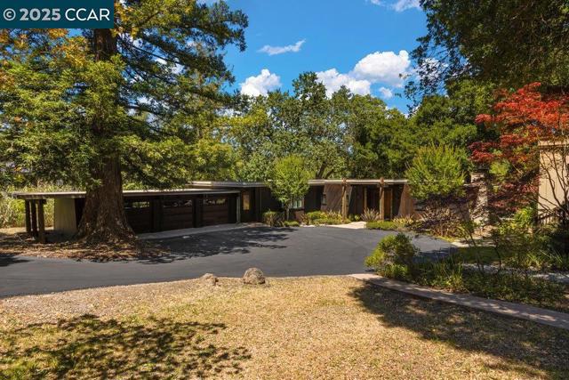 39 El Toyonal, Orinda CA: https://media.crmls.org/mediaz/f5659d95-075e-46ec-8342-34954b2ed2f4.jpg