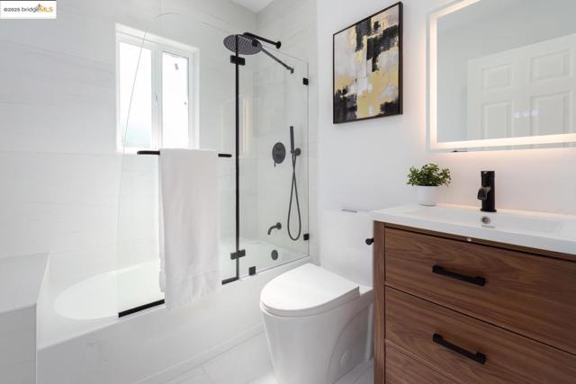 1515 Hampel St, Oakland CA: https://media.crmls.org/mediaz/f5686fcf-9a0c-4fac-9b3e-d9b547c67c81.jpg