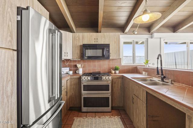 1218 Cornwall Lane, Ventura CA: https://media.crmls.org/mediaz/f5699571-c6ac-4cfe-ae84-48d174e63682.jpg