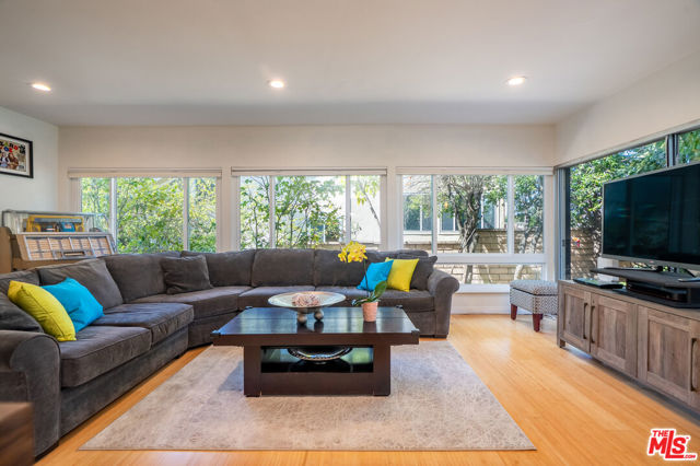 2870 Angelo Drive, Los Angeles CA: https://media.crmls.org/mediaz/f569aaef-13de-4767-97d5-ebdb5abe0507.jpg