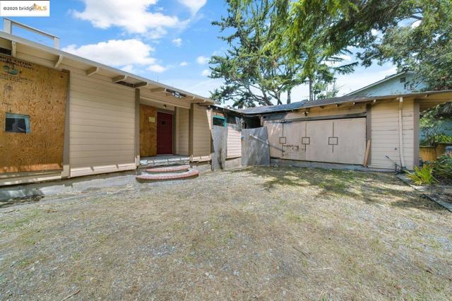 11201 Lochard Street, Oakland CA: https://media.crmls.org/mediaz/f569dd5a-78cd-450f-9b77-4af940142fdf.jpg