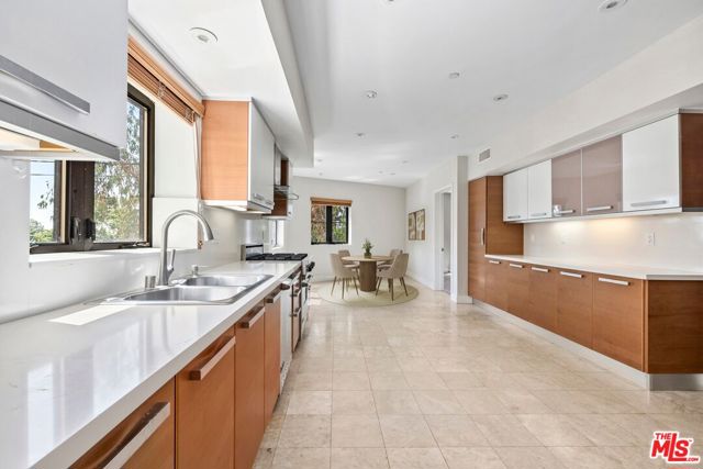 8788 Shoreham Drive, West Hollywood CA: https://media.crmls.org/mediaz/f56a2f59-ca7a-4b16-931f-649c5f588dd3.jpg