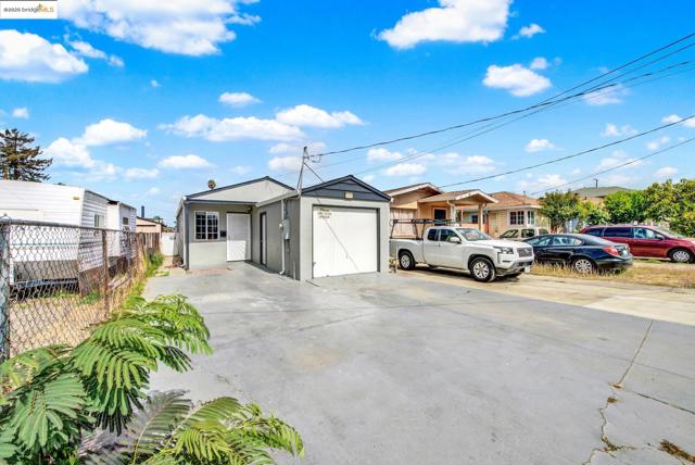 2125 102Nd Ave, Oakland CA: https://media.crmls.org/mediaz/f56a6190-226f-413b-95a2-562d21d83586.jpg