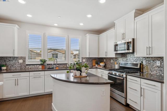 1815 Balsa St, Alameda CA: https://media.crmls.org/mediaz/f56b0ed0-2205-4015-93f5-7106cc935018.jpg