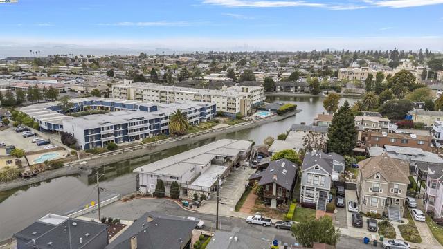 863 Walnut Street, Alameda CA: https://media.crmls.org/mediaz/f56bf5db-bac4-4001-a574-0b333f9f0119.jpg