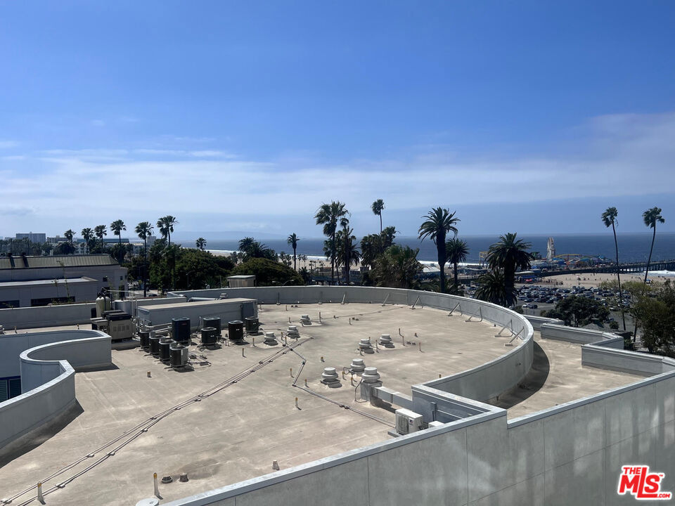 https://media.crmls.org/mediaz/f56c1872-3d2a-43a0-a53d-6c8f6764ae09.jpg?preset=X-Large