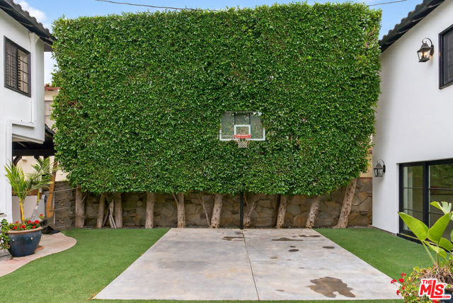322 25th Street, Santa Monica CA: https://media.crmls.org/mediaz/f56cd2e3-551f-4720-8a9e-6d513ea96bcd.jpg
