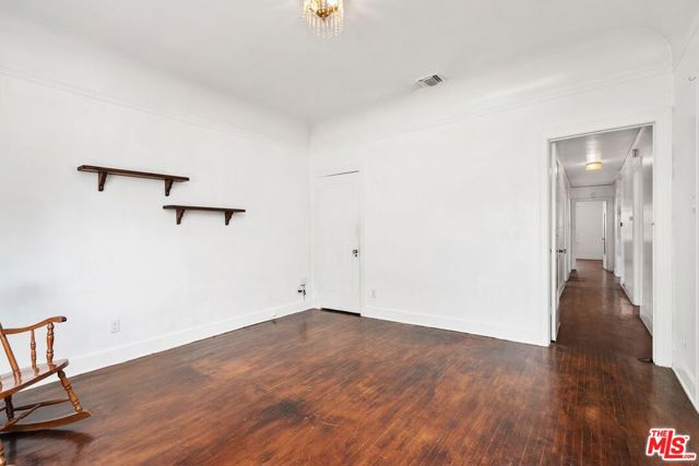 5021 Elmwood Avenue, Los Angeles CA: https://media.crmls.org/mediaz/f5705e01-a908-41a8-9da8-8ef0fcf36f7a.jpg