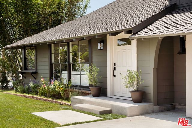 7401 Costello Avenue, Van Nuys CA: https://media.crmls.org/mediaz/f5719a7d-4b5f-4f22-8acd-cb6cd852b9e2.jpg