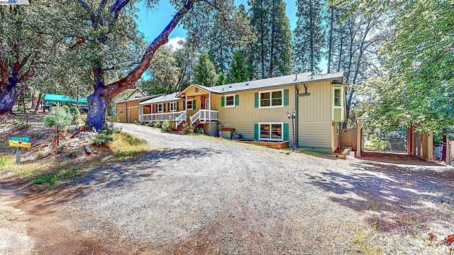 23357 Middle Camp Rd, Twain Harte CA: https://media.crmls.org/mediaz/f571b917-1671-4080-920c-c9fca9da5ce4.jpg