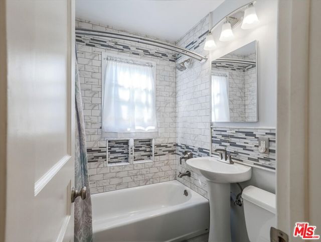 3645 Beethoven Street, Los Angeles CA: https://media.crmls.org/mediaz/f5727820-6bf7-4205-a2d3-12a15a3069e1.jpg