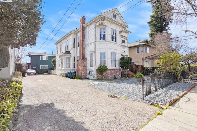2120 Encinal Ave, Alameda CA: https://media.crmls.org/mediaz/f573485d-7774-4542-98a3-ef0949fd6217.jpg