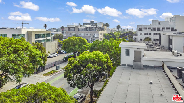 1254 9th Street, Santa Monica CA: https://media.crmls.org/mediaz/f57520ef-9fee-4700-82b5-429d987c732c.jpg