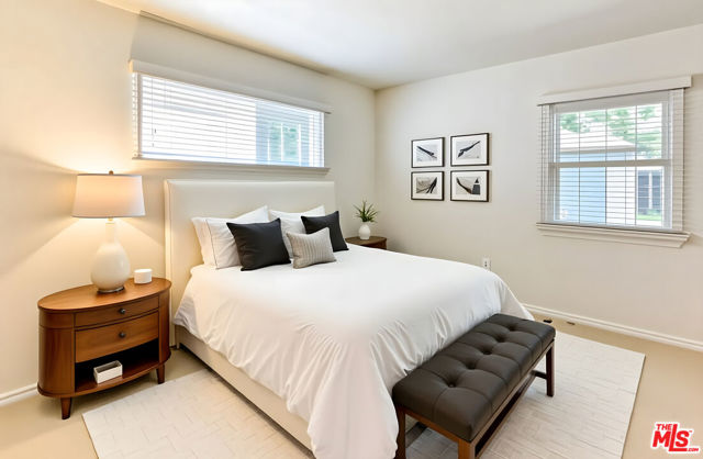 21924 Buena Ventura Street, Woodland Hills CA: https://media.crmls.org/mediaz/f57551ee-2faa-4aad-b0e2-2d65f02fab33.jpg