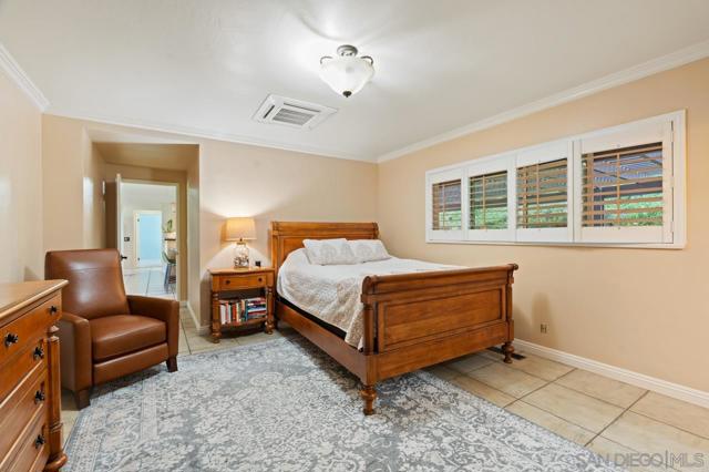 9835 Edgelake Dr, La Mesa CA: https://media.crmls.org/mediaz/f575b4a0-a3bd-43cb-bc91-0d6f7ab04dd4.jpg