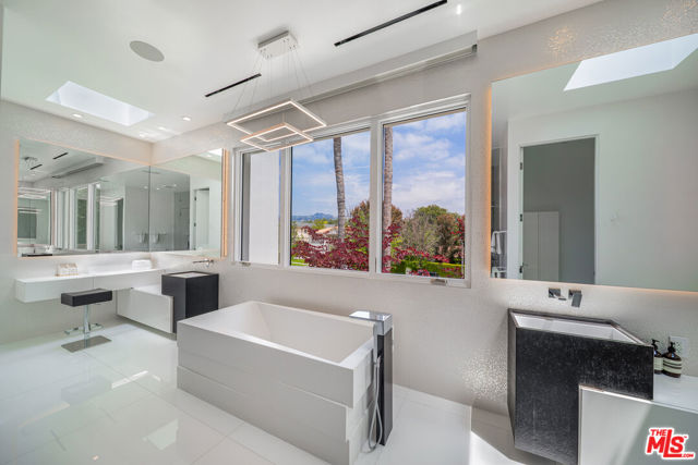511 N Rexford Drive, Beverly Hills CA: https://media.crmls.org/mediaz/f575cd81-90f9-4b85-aa1e-0a59754705dd.jpg