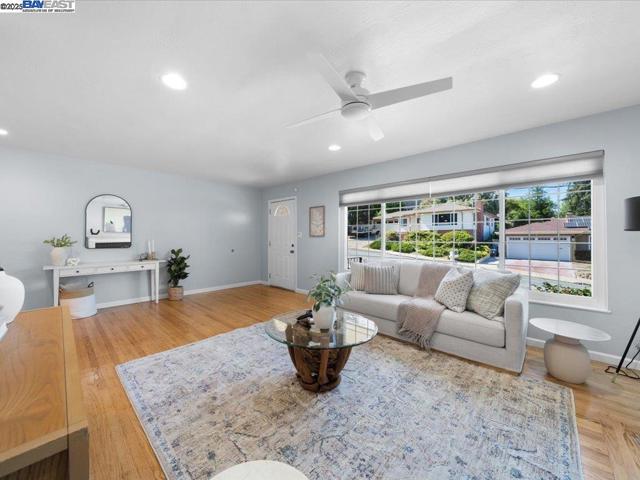 2457 San Carlos Ave, Castro Valley CA: https://media.crmls.org/mediaz/f575f3fd-395e-411a-b52f-c96f46703c0c.jpg