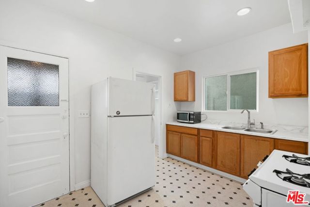 827 Lucile Avenue, Los Angeles CA: https://media.crmls.org/mediaz/f575fb50-8e32-4c09-85d3-05d67a49350b.jpg