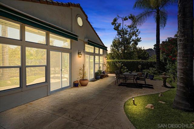 2385 Amber Oak Ln, Escondido CA: https://media.crmls.org/mediaz/f5763ea8-fe16-4835-96cf-9e5a1a91067e.jpg