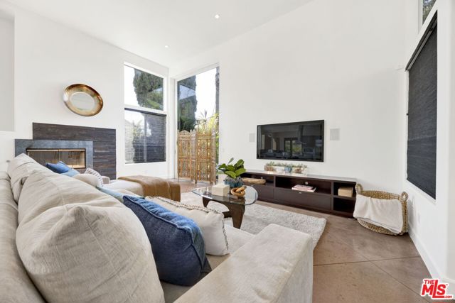 2336 Boone Avenue, Venice CA: https://media.crmls.org/mediaz/f576db5d-795b-4ef9-8a16-8211fe5054b0.jpg