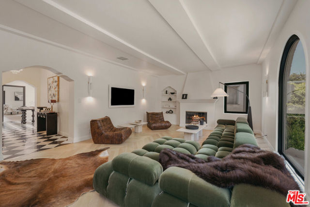236 S Reeves Drive, Beverly Hills CA: https://media.crmls.org/mediaz/f576ec7e-4365-4bbd-8ae7-1433b2c3afd1.jpg