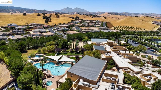 1101 Lafite Ct, Brentwood CA: https://media.crmls.org/mediaz/f57709a9-8c2a-4c80-9315-87cf4c02839e.jpg