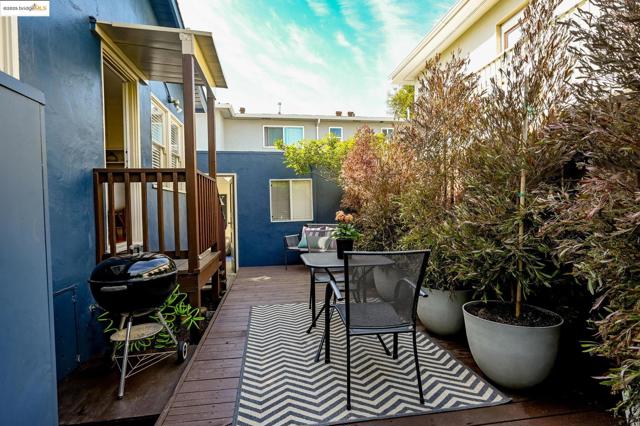 3008 Deakin St, Berkeley CA: https://media.crmls.org/mediaz/f5782637-d2de-48e4-bb18-d64f04b92166.jpg