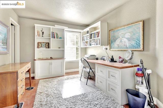 1281 Sea Vista Dr, Brentwood CA: https://media.crmls.org/mediaz/f578d398-43b3-45f1-8df7-838a5fc36861.jpg