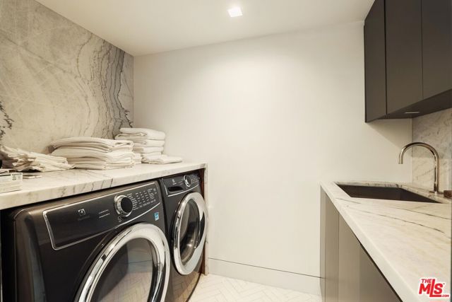 2205 Ocean Front Walk, Venice CA: https://media.crmls.org/mediaz/f5791978-fc58-47f2-84e9-8350395ea3cf.jpg