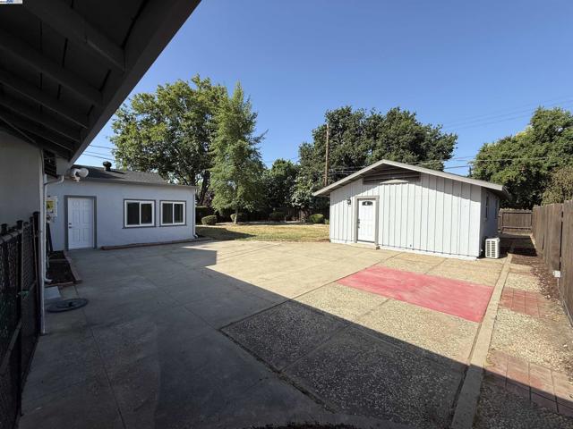 2809 Avalon Dr, Sacramento CA: https://media.crmls.org/mediaz/f5794b3d-8abe-49c1-950a-7a5720400526.jpg