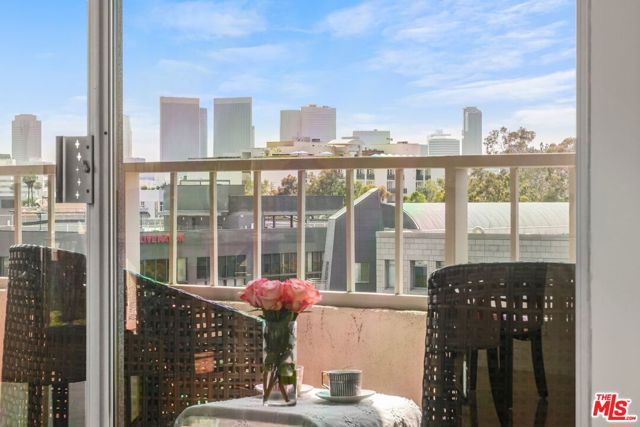 339 N Palm Drive, Beverly Hills CA: https://media.crmls.org/mediaz/f5796843-d19b-4249-8815-a5d3631e8e87.jpg
