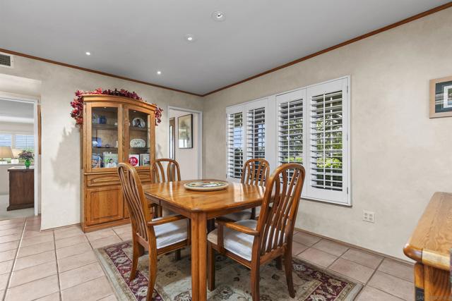 5353 Westknoll Dr, San Diego CA: https://media.crmls.org/mediaz/f57a1692-0422-4f33-956d-058453e3e275.jpg