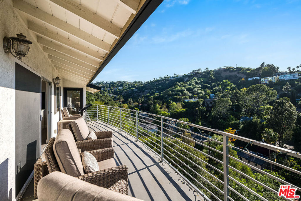 3909 Glenridge DriveSherman Oaks image #10