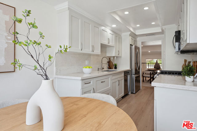 17109 Palisades Circle, Pacific Palisades CA: https://media.crmls.org/mediaz/f57c06d4-12d4-49a7-af29-ef57894012a5.jpg