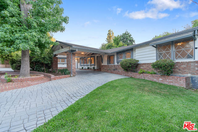 4835 Corbin Avenue, Tarzana CA: https://media.crmls.org/mediaz/f57dfd56-74cc-4d64-b0e3-df216530e871.jpg