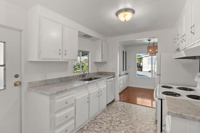 19 Dolphin Court, Half Moon Bay CA: https://media.crmls.org/mediaz/f57e7141-b705-4ac8-baa3-19f239e24c64.jpg