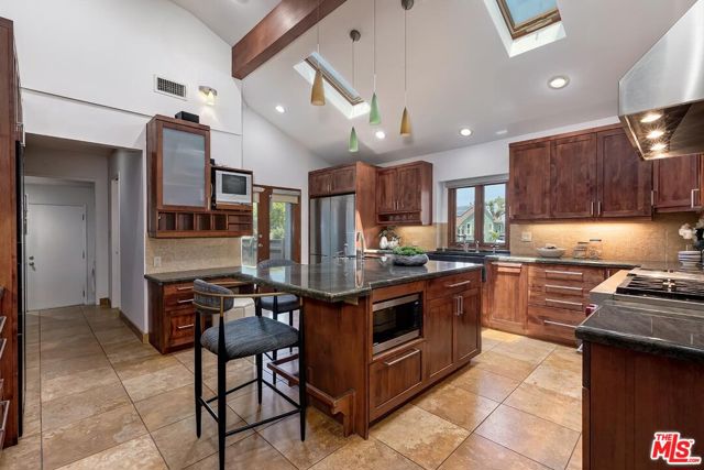 3201 Maplewood Avenue, Los Angeles CA: https://media.crmls.org/mediaz/f57eefe7-04ca-4153-8ccf-af5aa20663e4.jpg