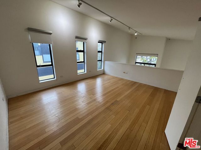 320 Indiana Avenue, Venice CA: https://media.crmls.org/mediaz/f581abd4-9bb6-400e-b89f-712c69ea391f.jpg