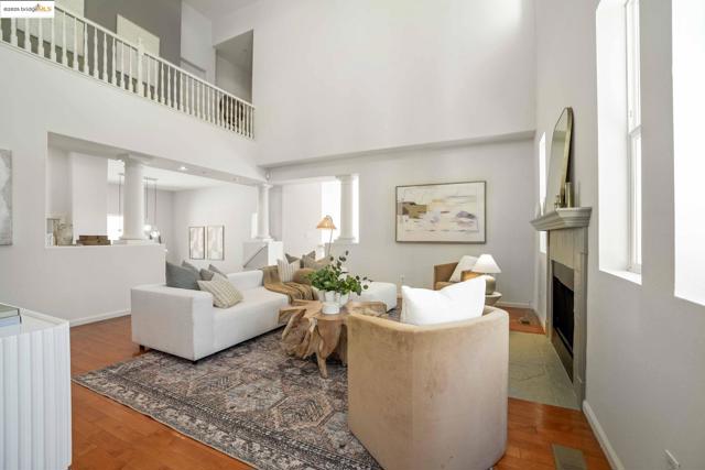 661 Via Rialto, Oakland CA: https://media.crmls.org/mediaz/f581d6f7-9166-40a9-9b4f-a3f902e2a469.jpg