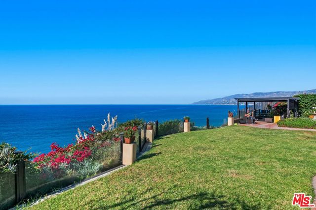 7007 Birdview Avenue, Malibu CA: https://media.crmls.org/mediaz/f58213a9-3e96-47e4-8652-36c4bef346bb.jpg
