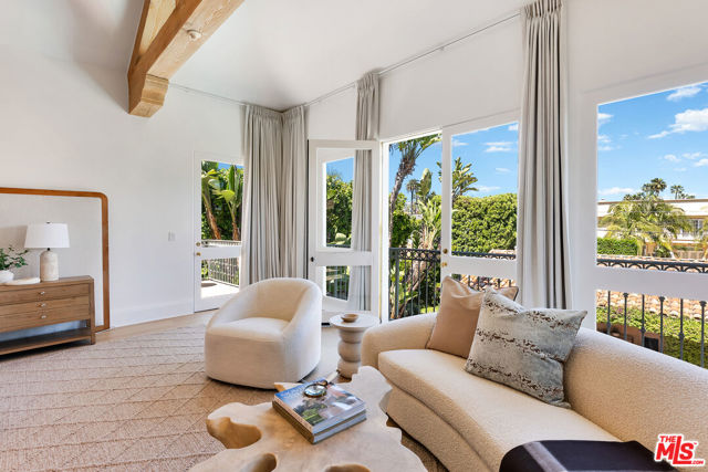 812 N Bedford Drive, Beverly Hills CA: https://media.crmls.org/mediaz/f583043d-22b5-4f7b-8786-a1c9cea9e691.jpg