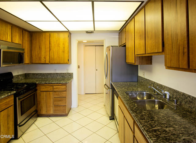 Detail Gallery Image 8 of 9 For 1971 Rodney Dr #203,  Los Angeles,  CA 90027 - 2 Beds | 2 Baths